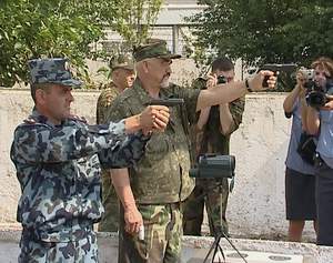 Президент Игорь Смирнов продемонстрировал навыки стрельбы из пистолета