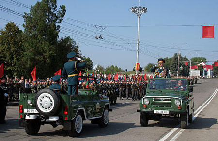 17 лет ПМР. Праздничный военный парад