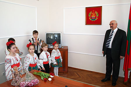 Игоря Смирнова поздравляют с Мэрцишор